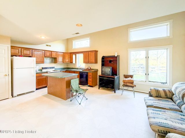 1215 Mike Brown Ln, Taylorsville, KY 40071