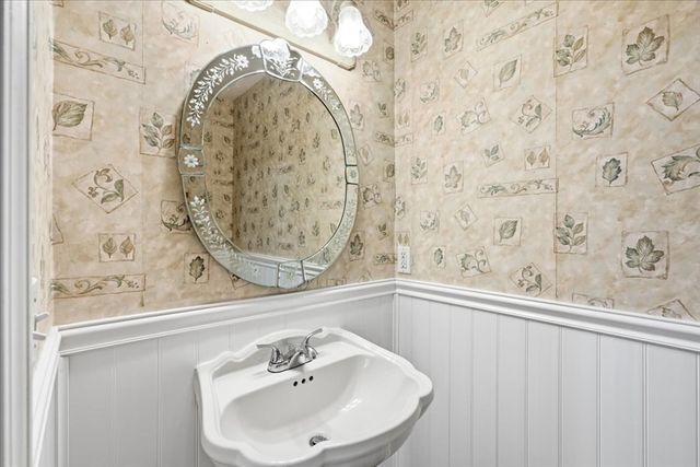 8 Rebecca Rd, Freetown, MA 02702