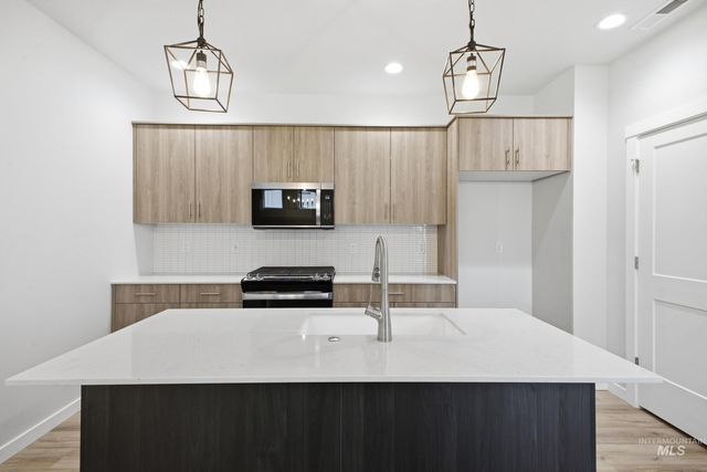 6925 S Harvest Cove Ave, Boise, ID 83709