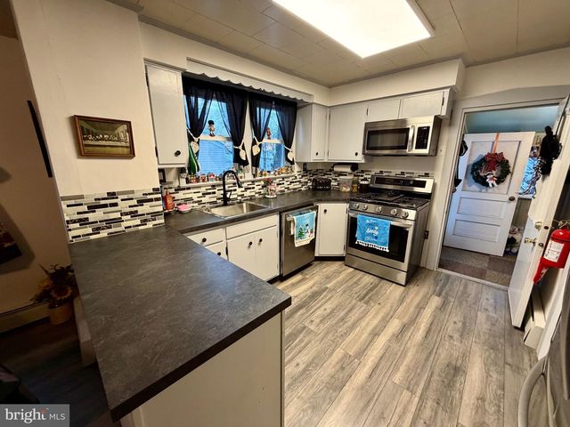 304 E LINDEN AVE, Lindenwold, NJ 08021