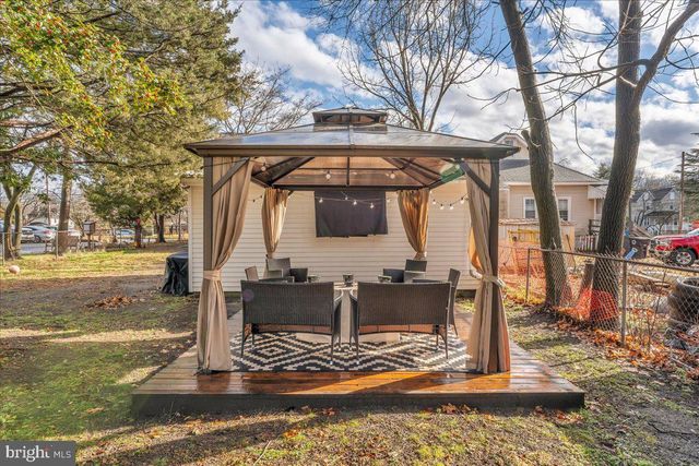 304 E LINDEN AVE, Lindenwold, NJ 08021