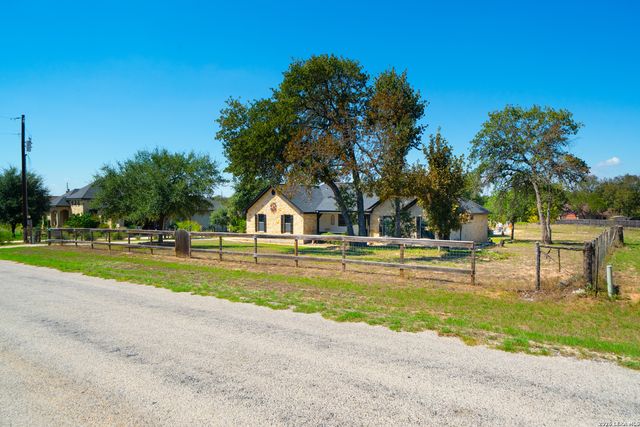 312 Rose Garden, La Vernia, TX 78121