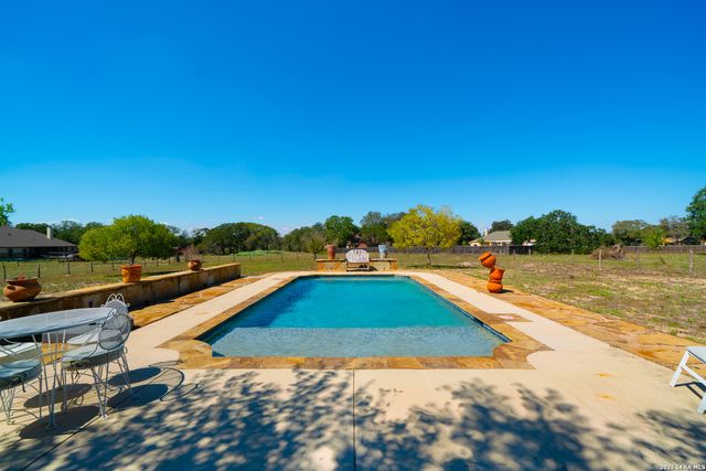 312 Rose Garden, La Vernia, TX 78121