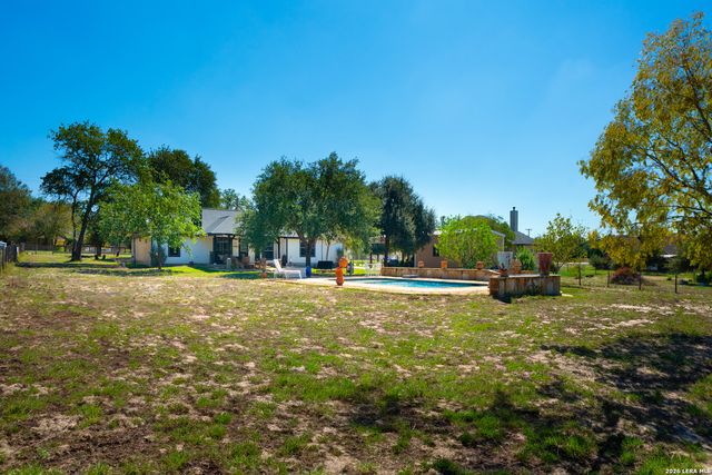 312 Rose Garden, La Vernia, TX 78121
