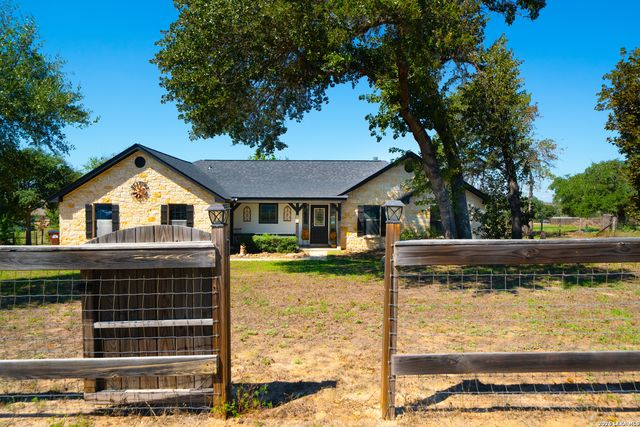 312 Rose Garden, La Vernia, TX 78121