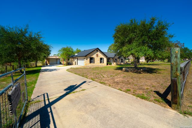 312 Rose Garden, La Vernia, TX 78121