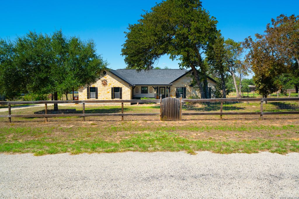 312 Rose Garden, La Vernia, TX 78121