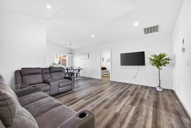 2909 E Helena St, Pasco, WA 99301