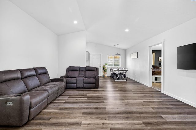 2909 E Helena St, Pasco, WA 99301