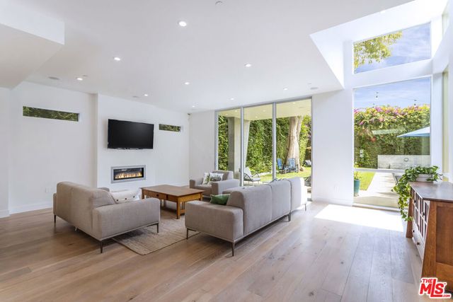 3728 S Barrington Avenue, Los Angeles, CA 90066