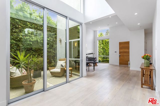 3728 S Barrington Avenue, Los Angeles, CA 90066