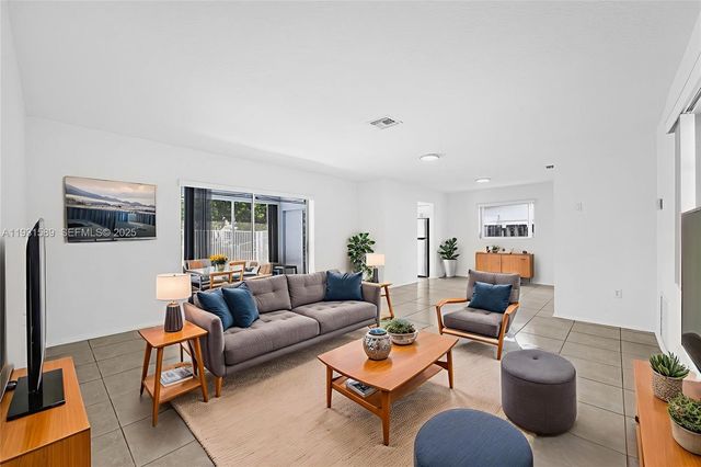 9480 NW 24th Pl, Sunrise, FL 33322