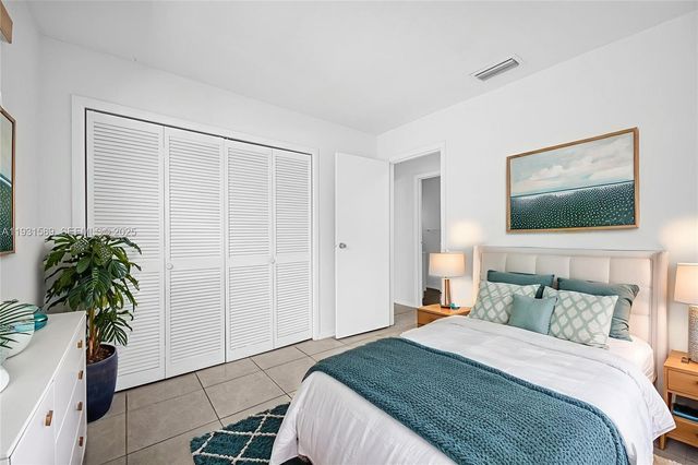 9480 NW 24th Pl, Sunrise, FL 33322