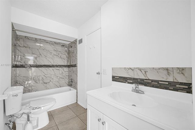 9480 NW 24th Pl, Sunrise, FL 33322