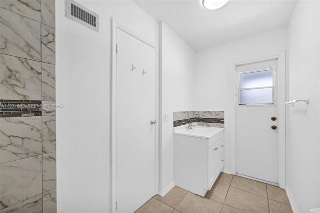 9480 NW 24th Pl, Sunrise, FL 33322