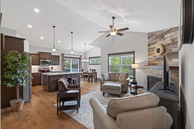 1305 Meadow Court, Shakopee, MN 55379