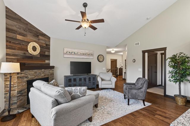 1305 Meadow Court, Shakopee, MN 55379