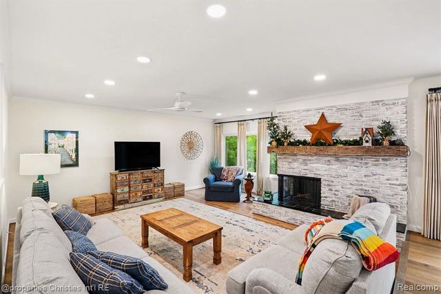 6905 W Church Street, Clarkston, MI 48346