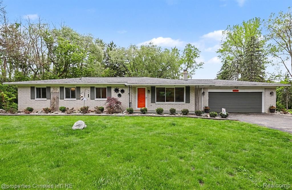 6905 W Church Street, Clarkston, MI 48346