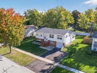 2211 Birchwood Parkway, Woodridge, IL 60517