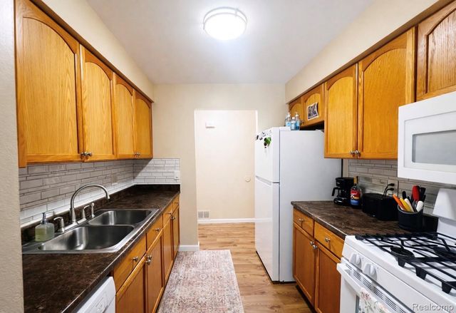 28130 Universal Drive, Warren, MI 48092