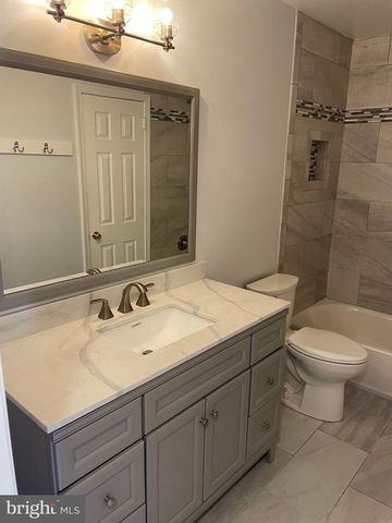 17 LOG POND DR, Horsham, PA 19044