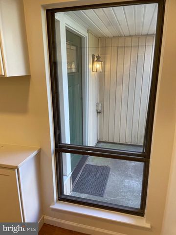 17 LOG POND DR, Horsham, PA 19044