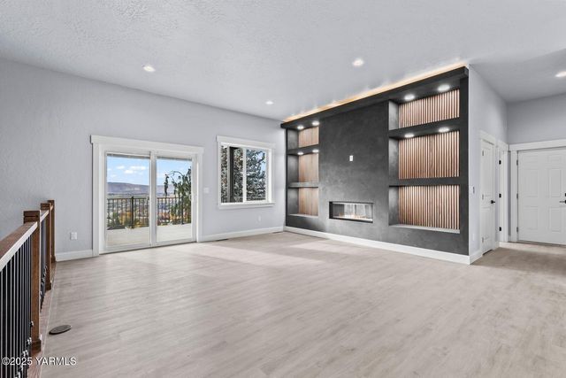 7920 Englewood Crest Dr, Yakima, WA 98908