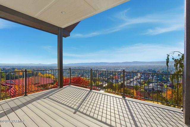 7920 Englewood Crest Dr, Yakima, WA 98908