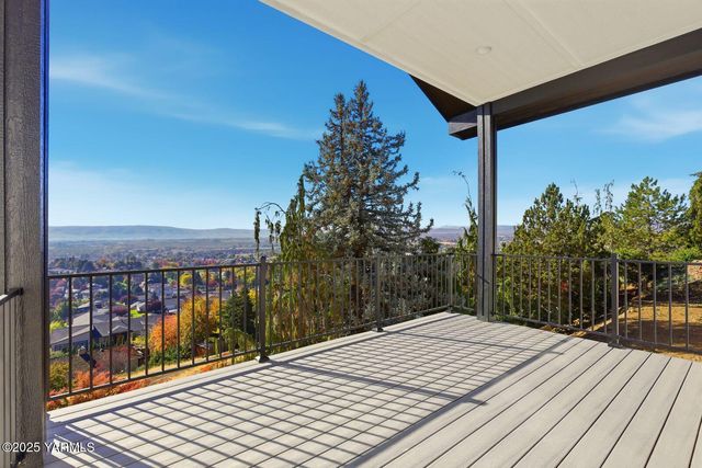 7920 Englewood Crest Dr, Yakima, WA 98908