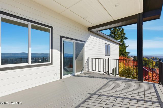 7920 Englewood Crest Dr, Yakima, WA 98908