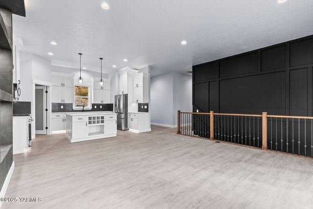 7920 Englewood Crest Dr, Yakima, WA 98908