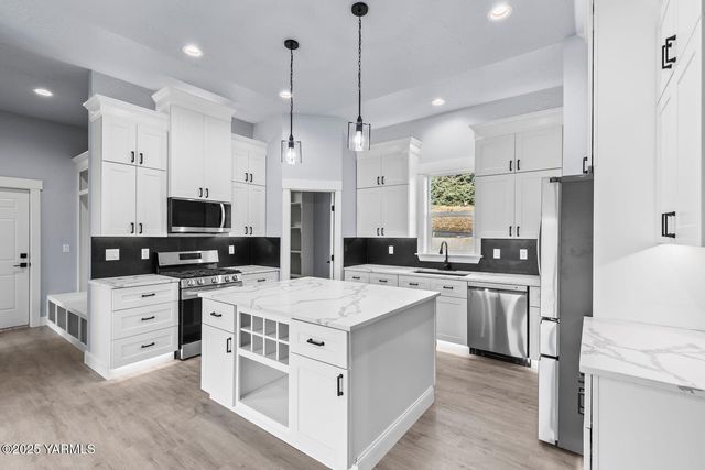 7920 Englewood Crest Dr, Yakima, WA 98908