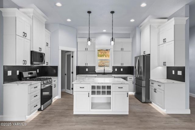 7920 Englewood Crest Dr, Yakima, WA 98908