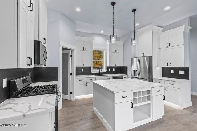 7920 Englewood Crest Dr, Yakima, WA 98908