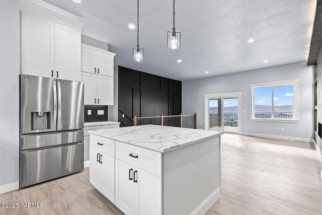 7920 Englewood Crest Dr, Yakima, WA 98908