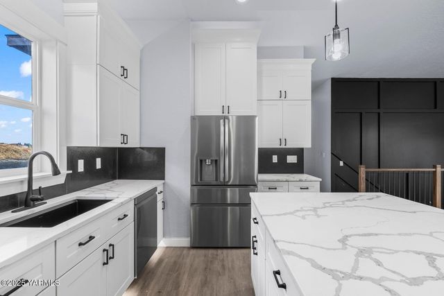 7920 Englewood Crest Dr, Yakima, WA 98908