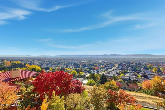 7920 Englewood Crest Dr, Yakima, WA 98908