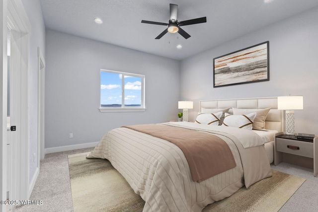 7920 Englewood Crest Dr, Yakima, WA 98908