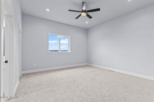 7920 Englewood Crest Dr, Yakima, WA 98908