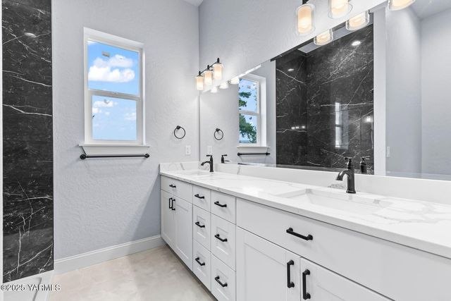 7920 Englewood Crest Dr, Yakima, WA 98908