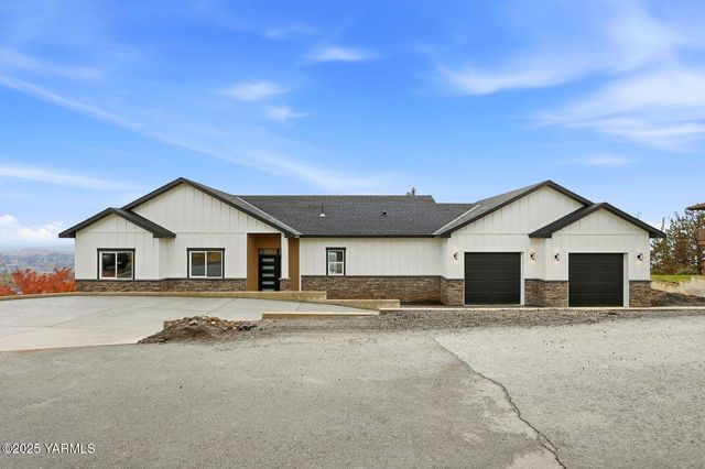 7920 Englewood Crest Dr, Yakima, WA 98908