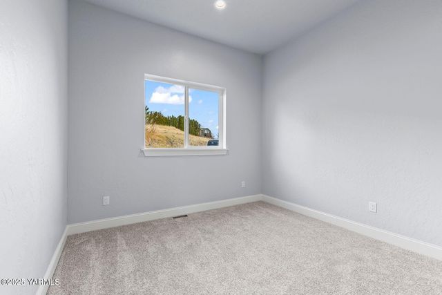 7920 Englewood Crest Dr, Yakima, WA 98908