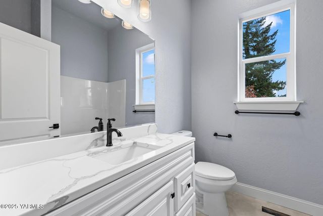 7920 Englewood Crest Dr, Yakima, WA 98908