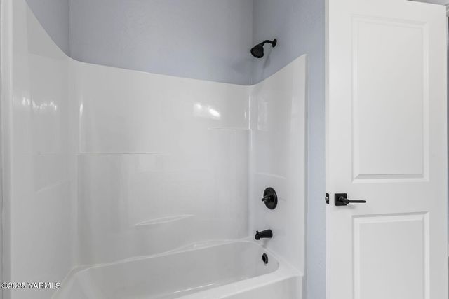 7920 Englewood Crest Dr, Yakima, WA 98908