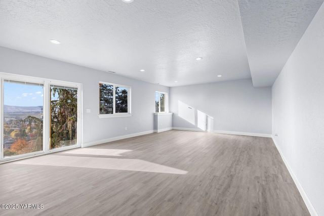 7920 Englewood Crest Dr, Yakima, WA 98908