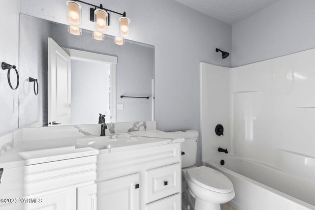 7920 Englewood Crest Dr, Yakima, WA 98908