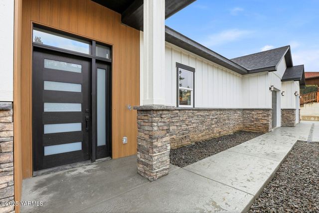 7920 Englewood Crest Dr, Yakima, WA 98908