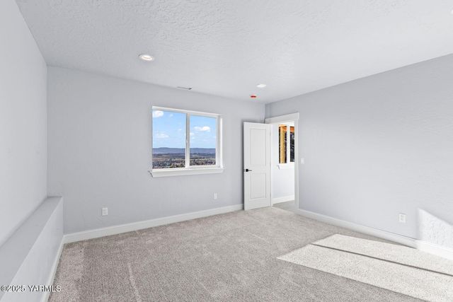 7920 Englewood Crest Dr, Yakima, WA 98908