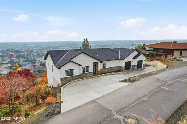 7920 Englewood Crest Dr, Yakima, WA 98908